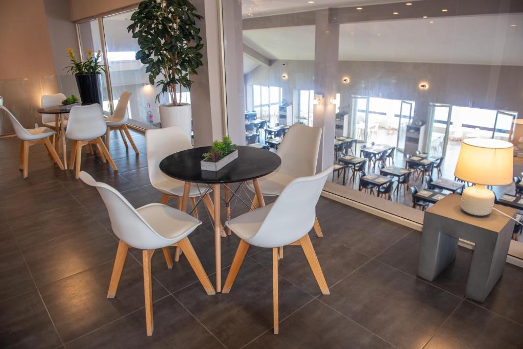 A restaurant or other place to eat at Castelsardo Resort Village