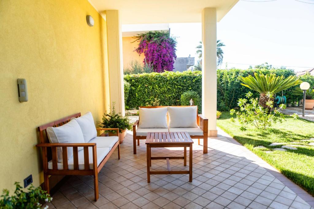 a patio with two chairs and a table at B&B La villetta gialla in Pescara