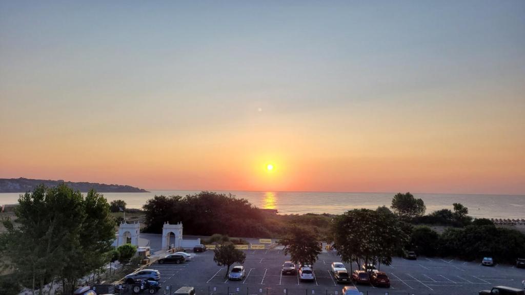 ein Sonnenuntergang über dem Meer und ein Parkplatz in der Unterkunft Green Life Sunrise in Sozopol