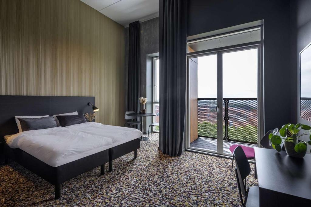 Uma cama ou camas num quarto em Peak 12 Hotel