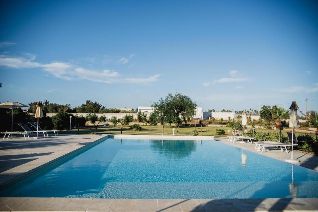 - une piscine d'eau bleue dans un complexe dans l'établissement Agriturismo Antares, à San Foca