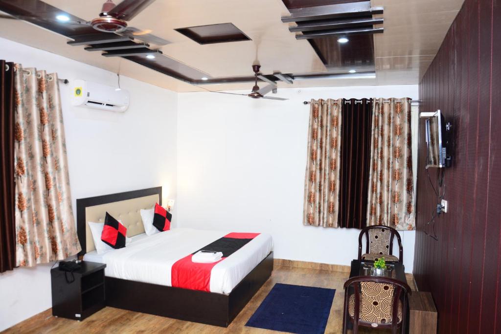 Un dormitorio con una cama y una cámara. en HOTEL POLOMAX, en Nainital