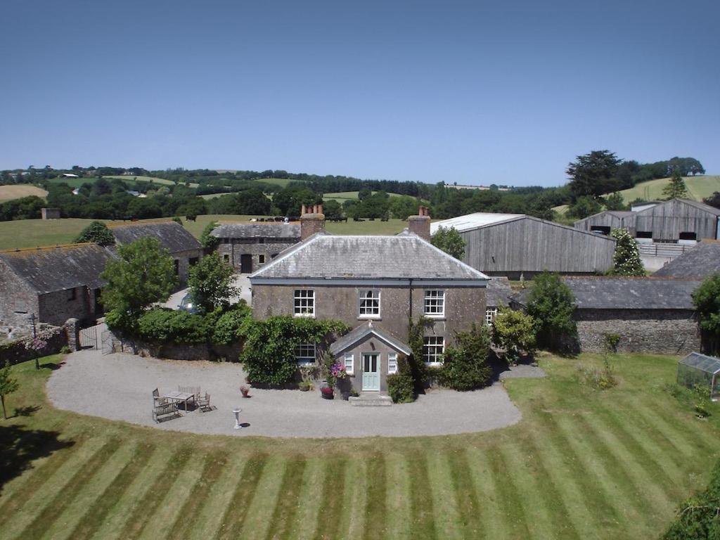 - une vue aérienne sur une grande maison avec une grande cour dans l'établissement Smeaton Farm Luxury B&B, à St Mellion