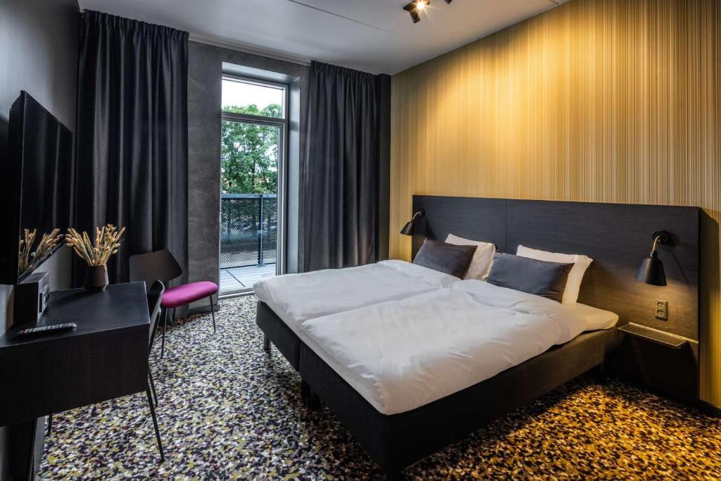 Uma cama ou camas num quarto em Peak 12 Hotel