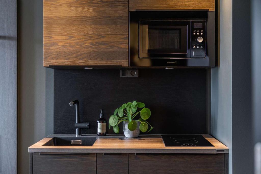 A cozinha ou kitchenette de Peak 12 Hotel