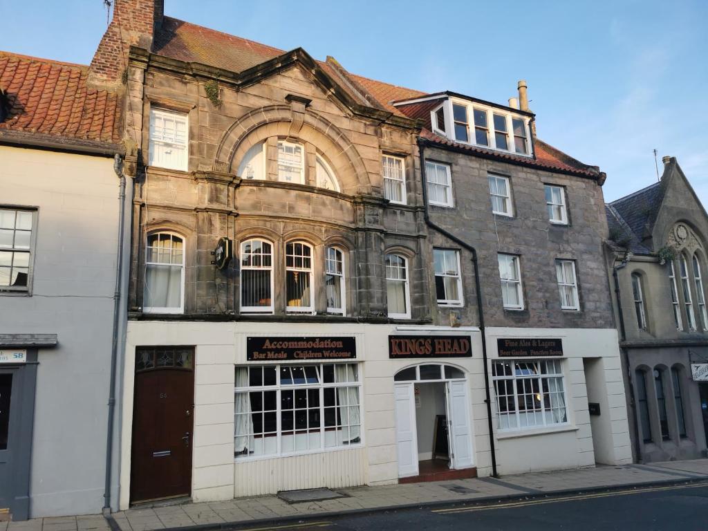 an old building on the corner of a street at Kings Head in Berwick-Upon-Tweed