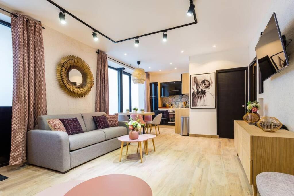 un salon avec un canapé et une table dans l'établissement HSH Cosy Apartment Bidassoa Gambetta, à Paris