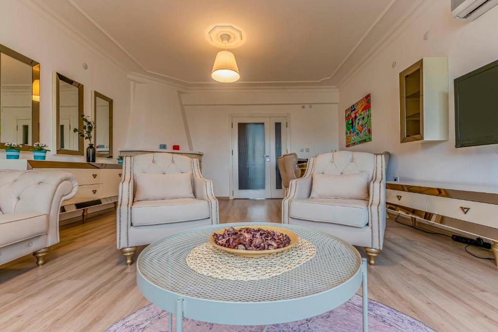 A seating area at Melissas Suites Lara
