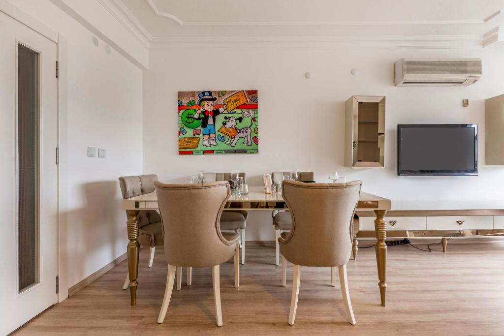 A television and/or entertainment centre at Melissas Suites Lara