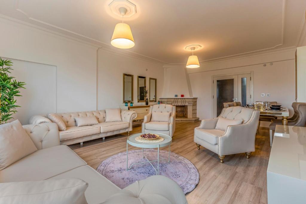 A seating area at Melissas Suites Lara