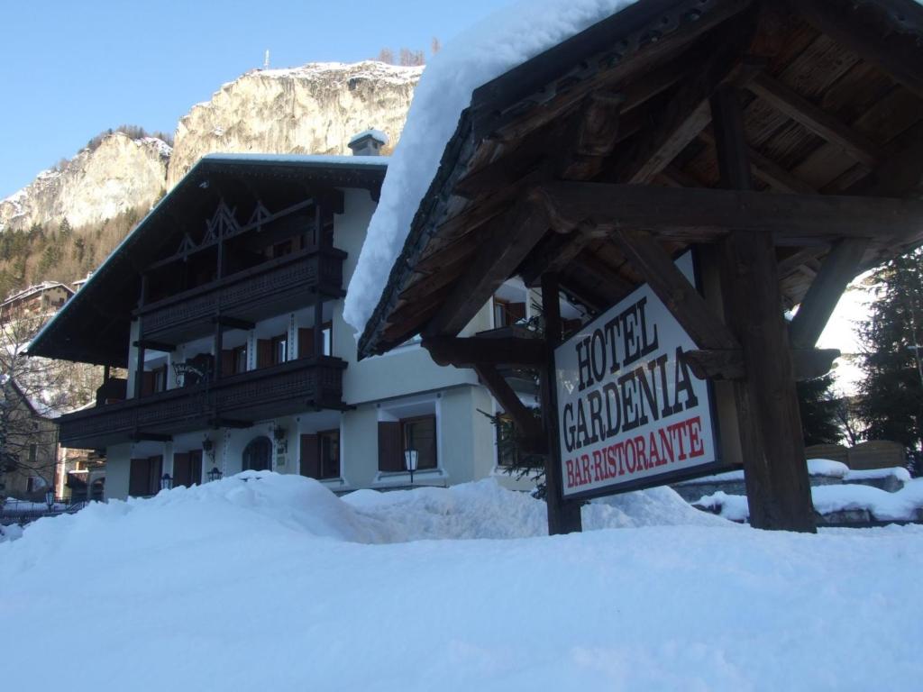 a sign in the snow in front of a building at Hotel Gardenia in Valdidentro