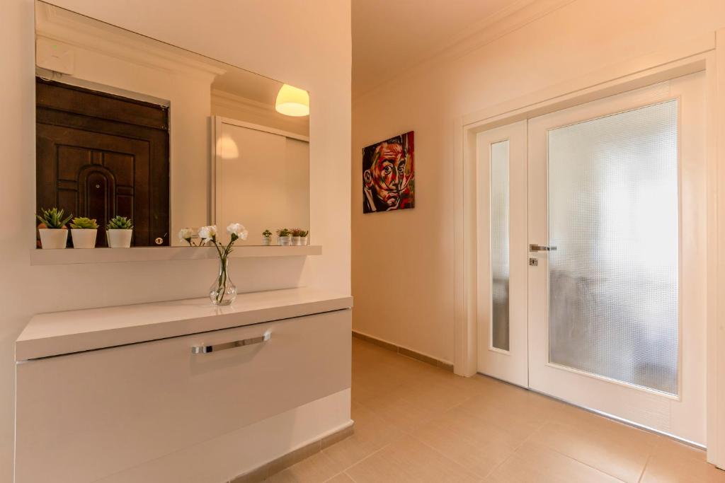 A bathroom at Melissas Suites Lara