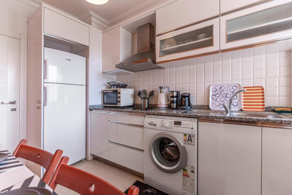 A kitchen or kitchenette at Melissas Suites Lara