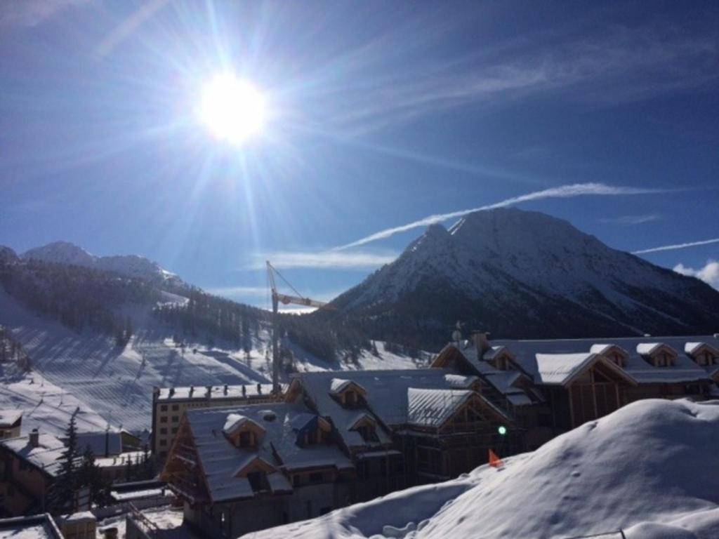 a snow covered mountain with the sun in the sky at Studio Montgenèvre, 1 pièce, 4 personnes - FR-1-445-25 in Montgenèvre