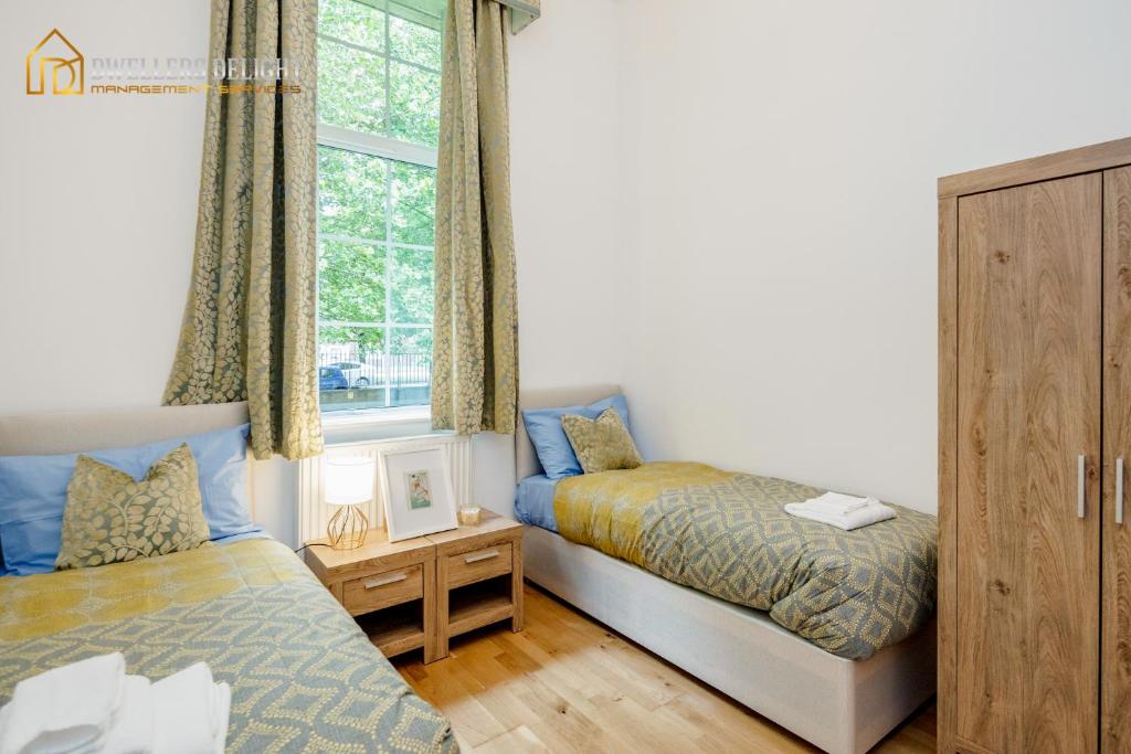 Un pat sau paturi într-o cameră la Luxurious 3 Bed Apartment in Dagenham, Barking with Free Parking & Wifi