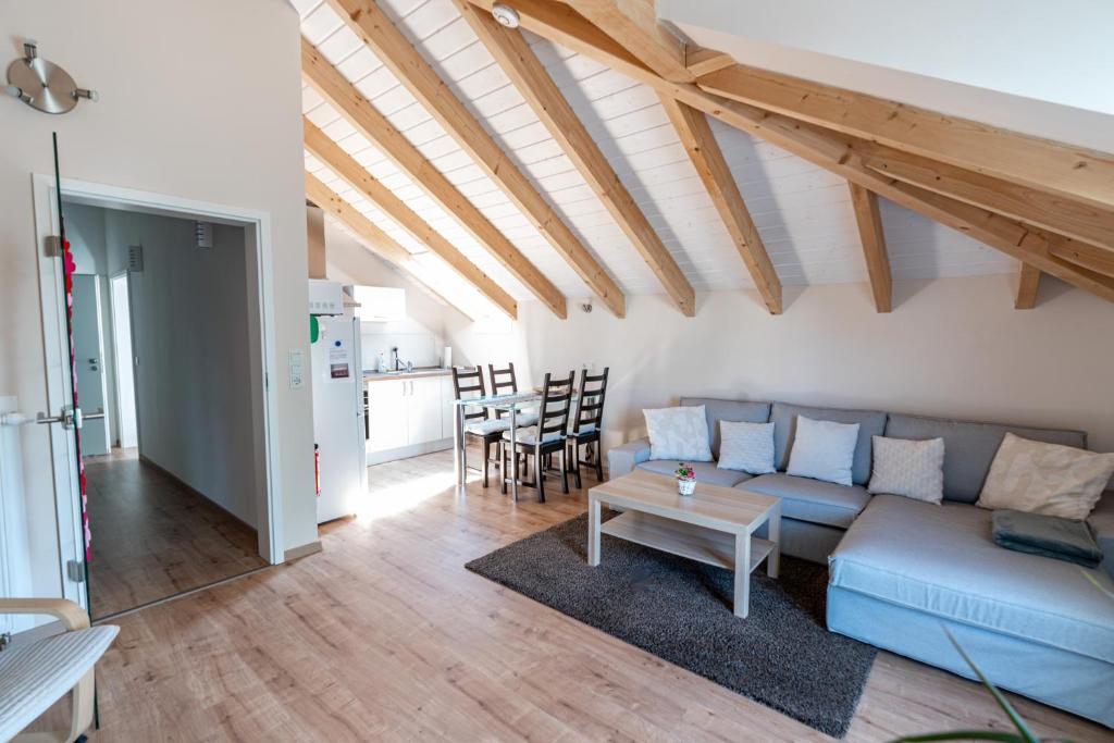 sala de estar con sofá azul y mesa en Ferienwohnung Bad Camberg - Apartment Goldener Grund en Bad Camberg