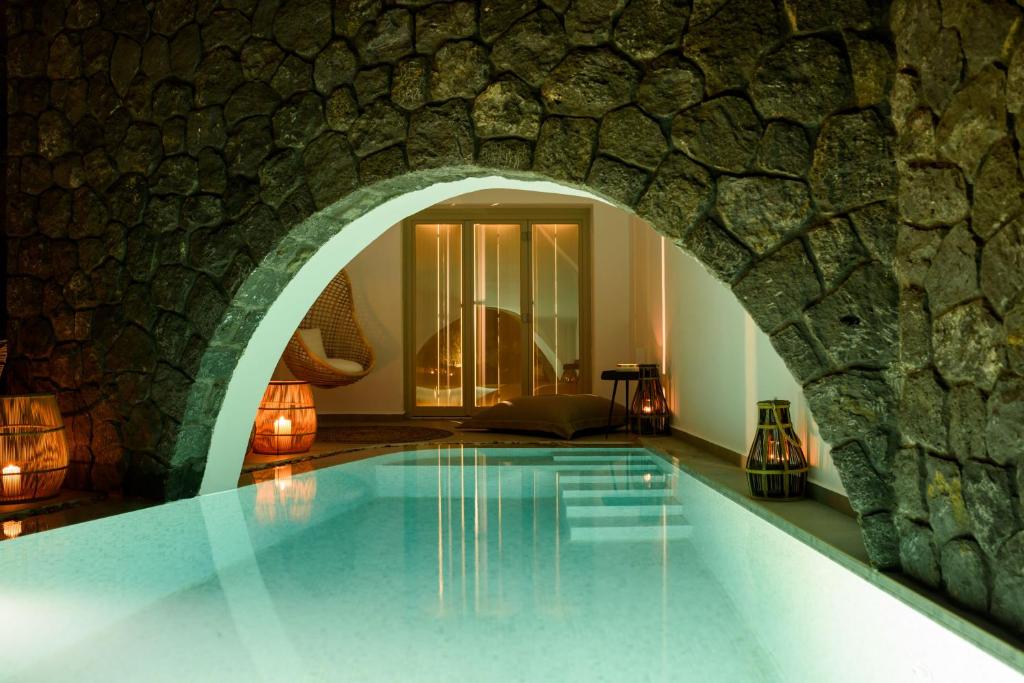 Basen w obiekcie Este Luxury Suites lub w pobliżu