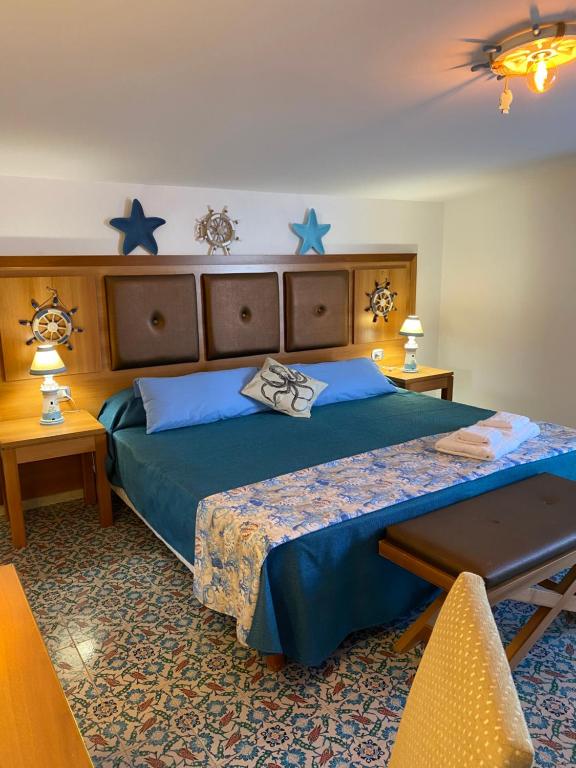 um quarto com uma cama com estrelas azuis na parede em B&B Torre Pozzillo em Cinisi