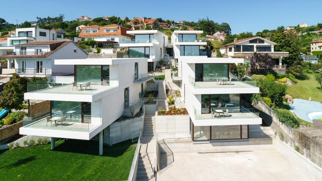 Acíes Apartamentos Turísticos في كانجاس دي مورازو: اطلالة جوية على منزل مع مسبح