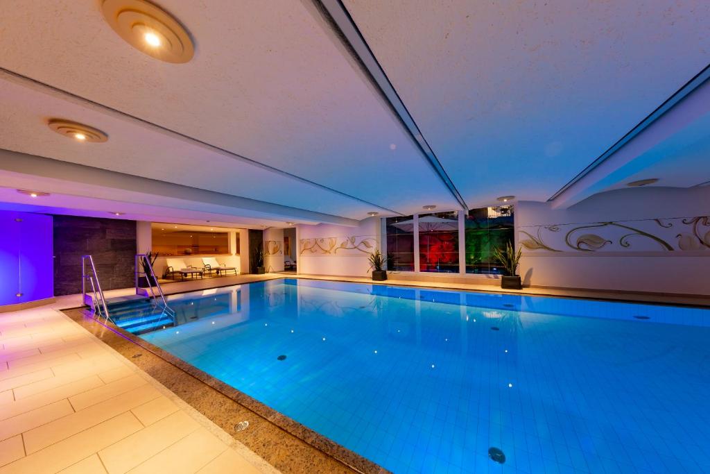 Bazén v ubytovaní Parkhotel Seefeld alebo v jeho blízkosti