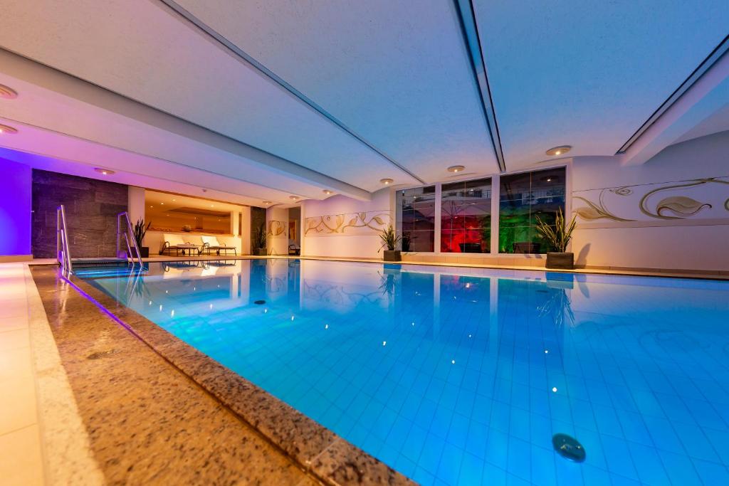 Bazén v ubytovaní Parkhotel Seefeld alebo v jeho blízkosti