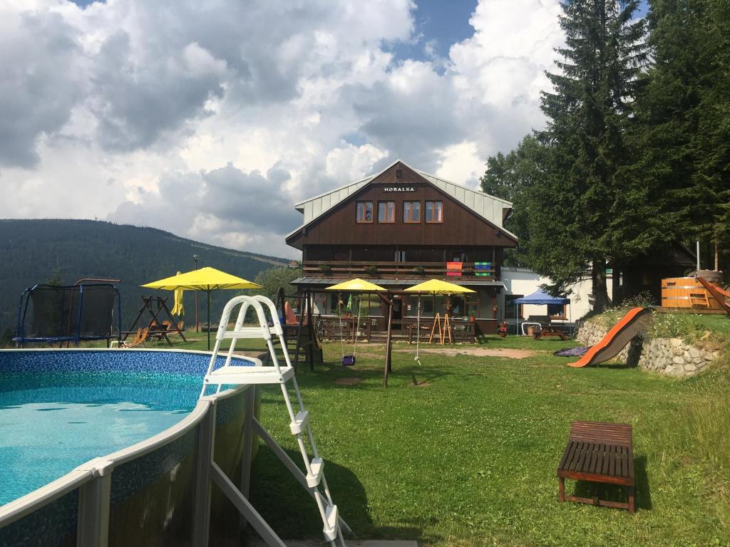 Bazén v ubytovaní Pension Horalka alebo v jeho blízkosti