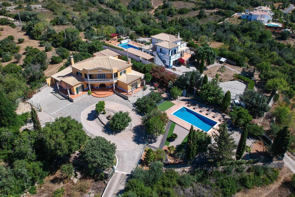 una vista aérea de una casa con piscina en Monte das Palmeiras, en Loulé
