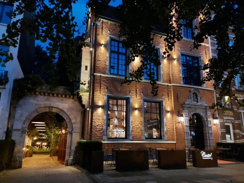 Un edificio de ladrillo con luces por la noche. en Castelsuites, en Brujas