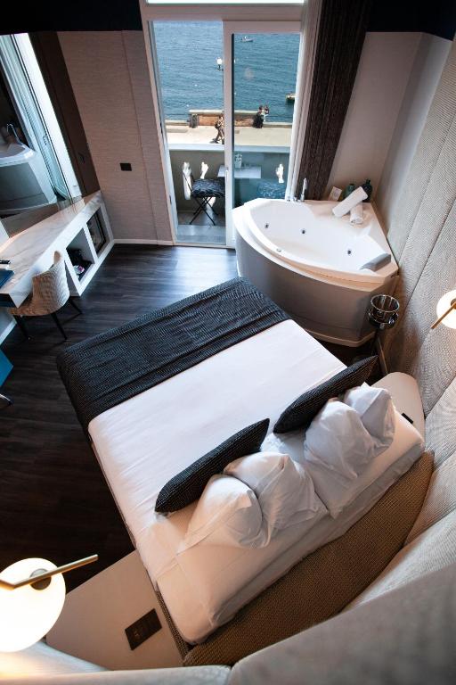 Postel nebo postele na pokoji v ubytování Relais sul Mare Boutique Hotel