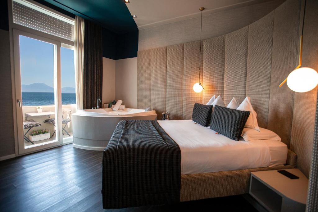Postel nebo postele na pokoji v ubytování Relais sul Mare Boutique Hotel