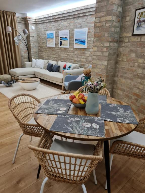 A seating area at Art Gallery Apartment
