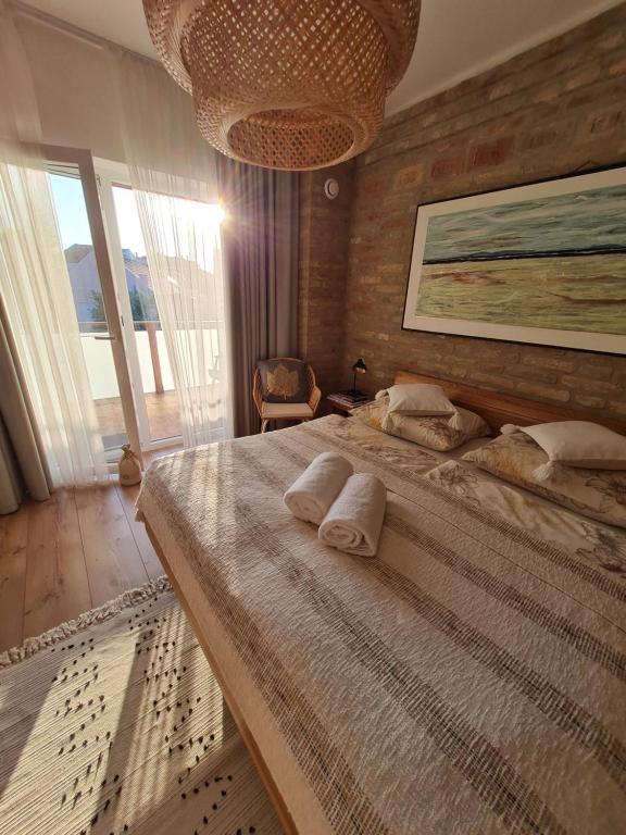 A bed or beds in a room at Art Gallery Apartment