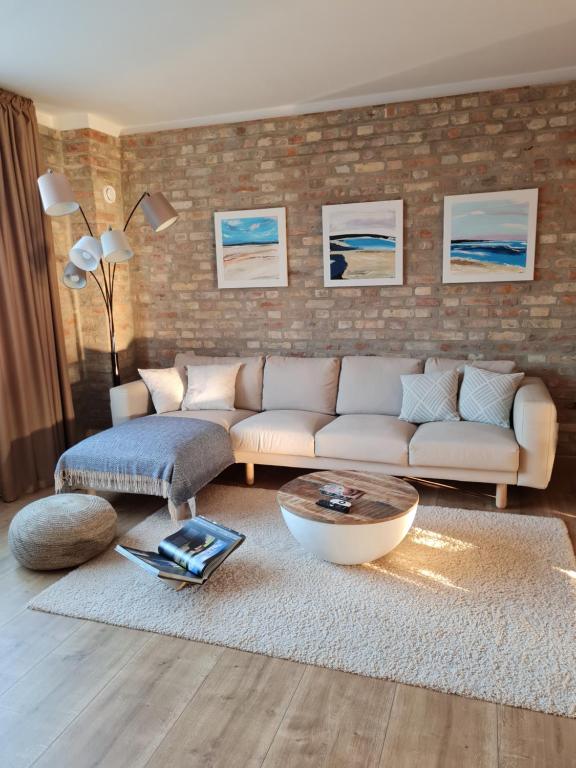 A seating area at Art Gallery Apartment