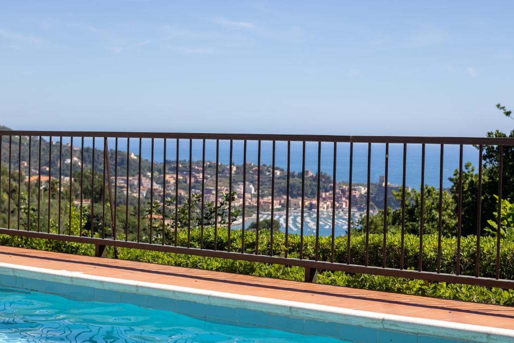 widok z balkonu domu z basenem w obiekcie Blue Lodge Lerici w mieście San Terenzo