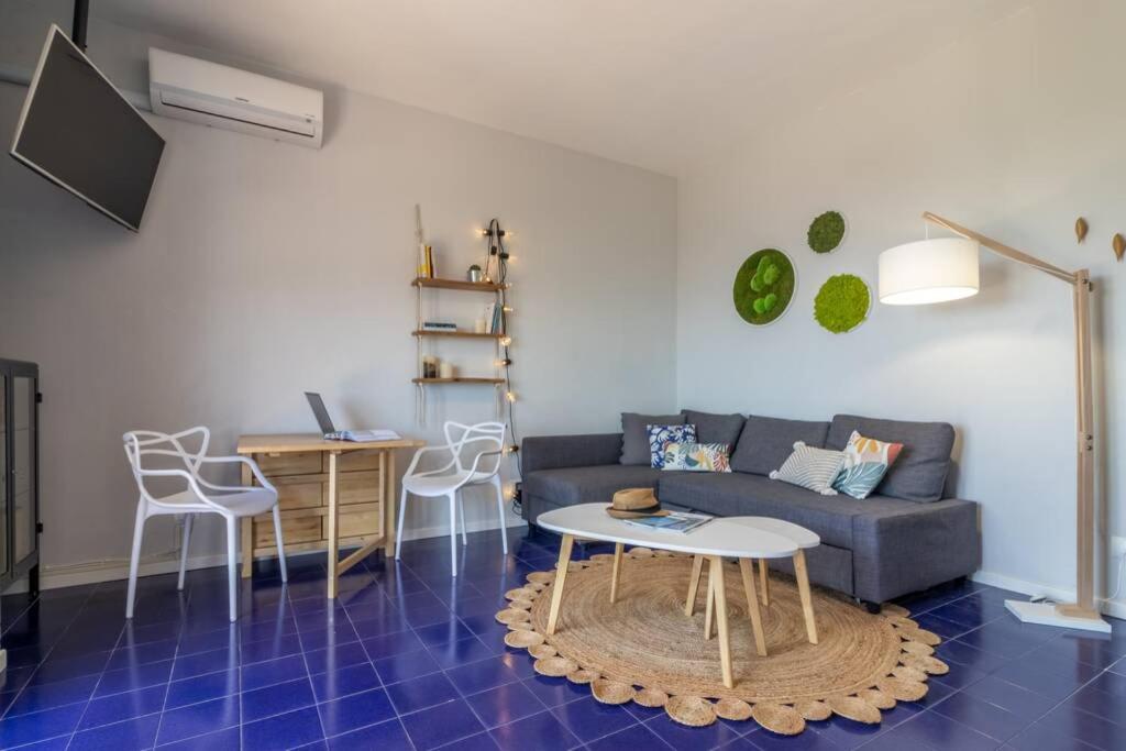 salon z kanapą i stołem w obiekcie Blue Lodge Lerici w mieście San Terenzo