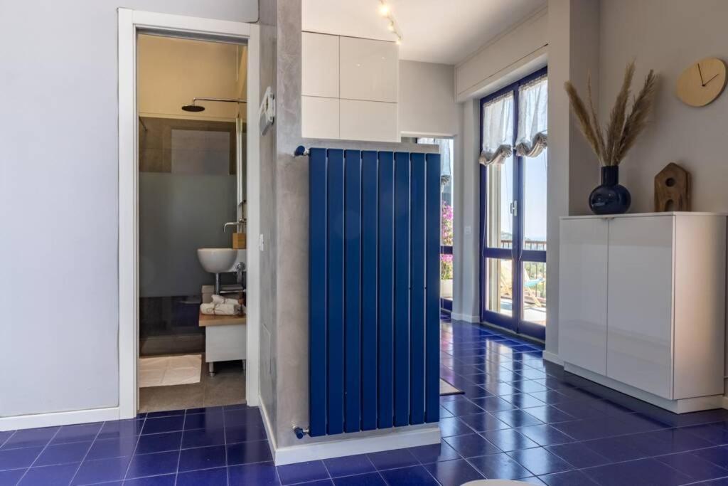 łazienka z niebieskimi drzwiami w pokoju w obiekcie Blue Lodge Lerici w mieście San Terenzo