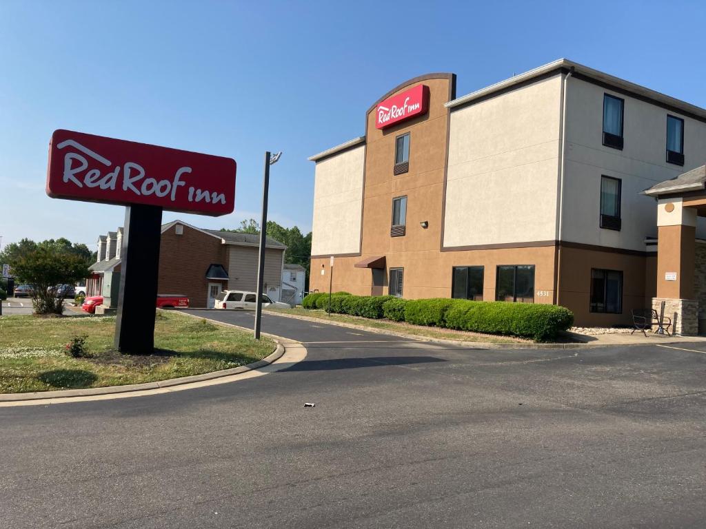 una señal roja de la posada frente a un edificio en Red Roof Inn Newport News - Yorktown, en Yorktown