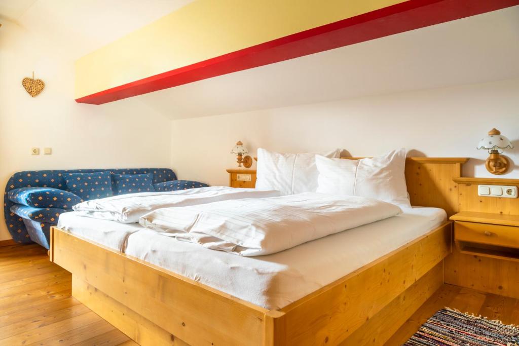Postel nebo postele na pokoji v ubytování Bio-Familienbauernhof Grubsteighof