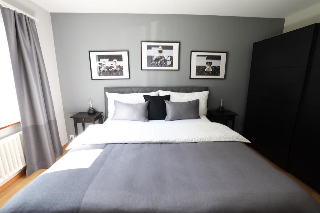 ein Schlafzimmer mit einem großen Bett mit schwarzen und weißen Kissen in der Unterkunft Armotti Apartments Friedheim in Bern
