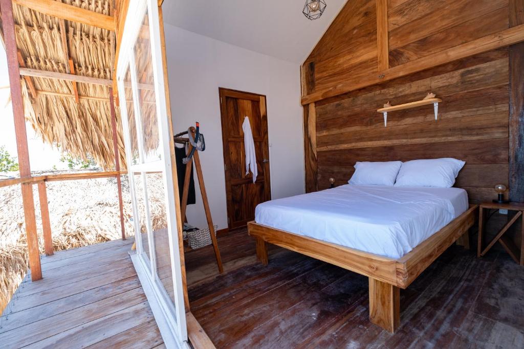 Voodi või voodid majutusasutuse Santa Lova Eco-hostel Isla Tintipan toas