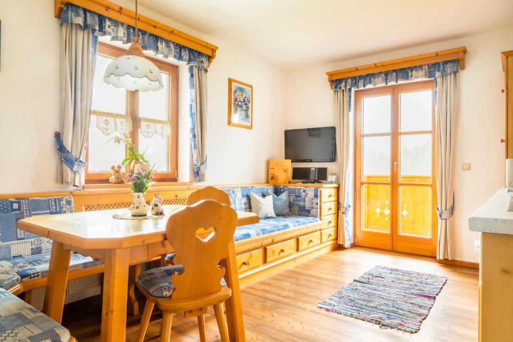 TV a/nebo společenská místnost v ubytování Bio-Familienbauernhof Grubsteighof