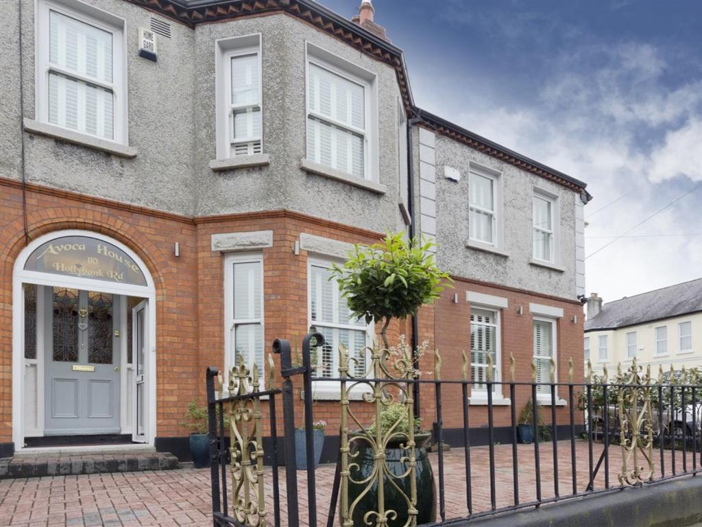 une maison avec une clôture devant elle dans l'établissement Avoca House B&B, à Dublin