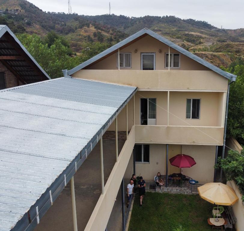 Vista general d'una muntanya o vistes d'una muntanya des de l'hostal o pensió