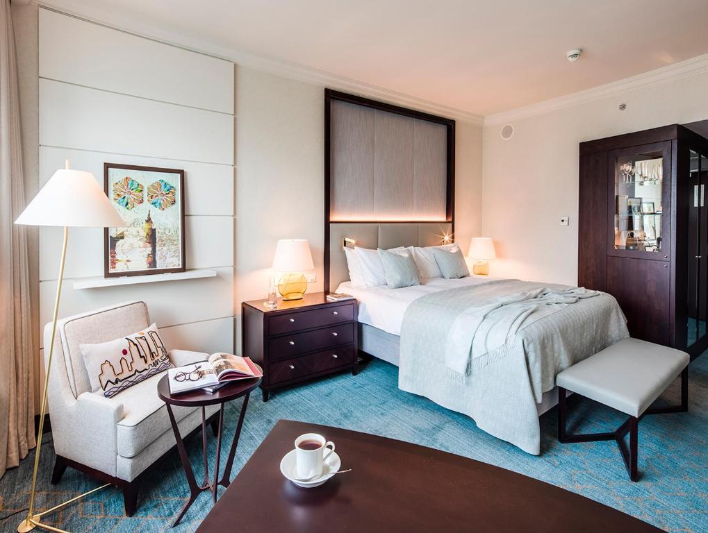 
1 King Classic Palace View Lounge Access
