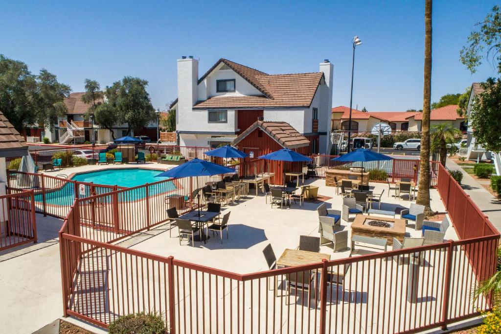 Metro PHX Upstairs 2bd sleeps 6 heated pool NO PETS ALLOWED - Housity