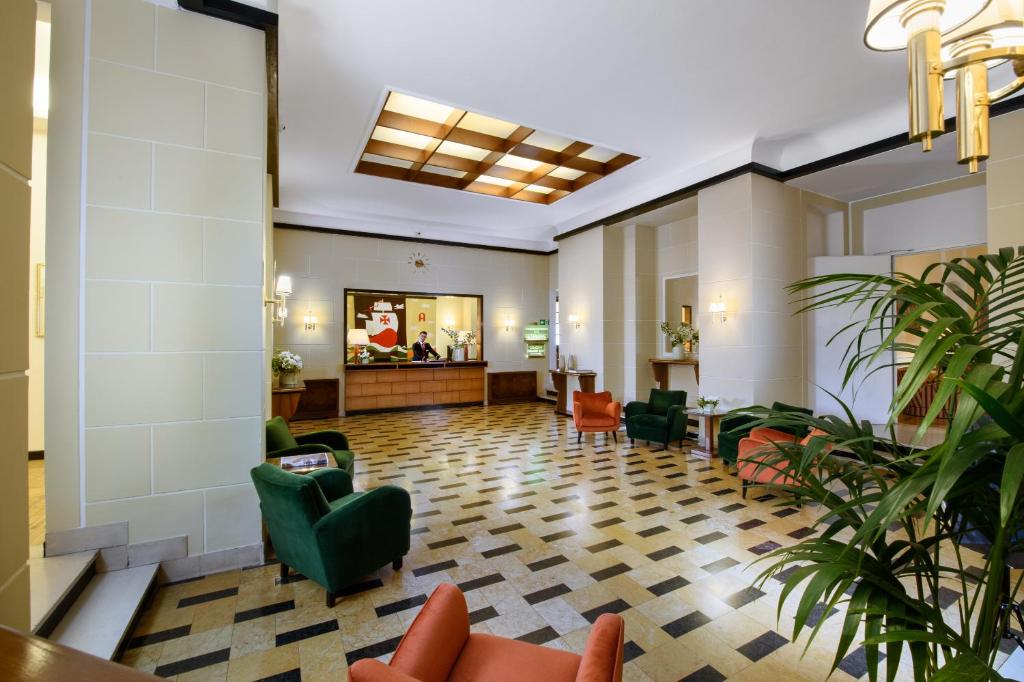 eine Lobby mit Stühlen und ein Wartezimmer in der Unterkunft Bettoja Hotel Atlantico in Rom