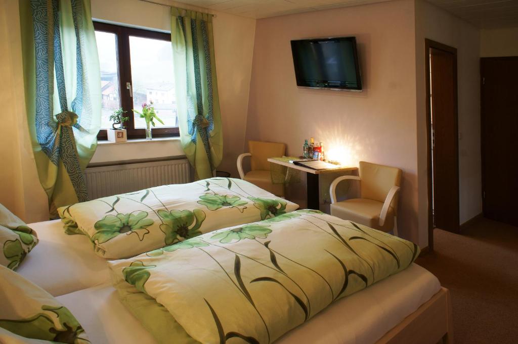 Postel nebo postele na pokoji v ubytování Hotel Grüner Baum mit Restaurant & Wellness