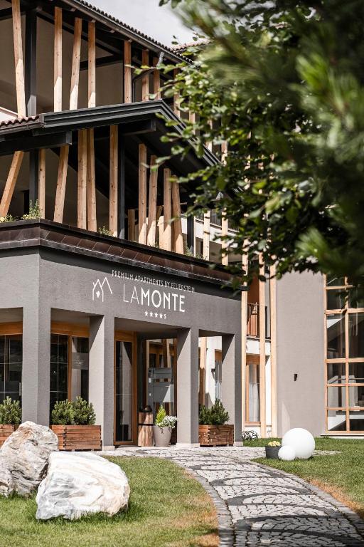 Budynek, w którym mieści się aparthotel