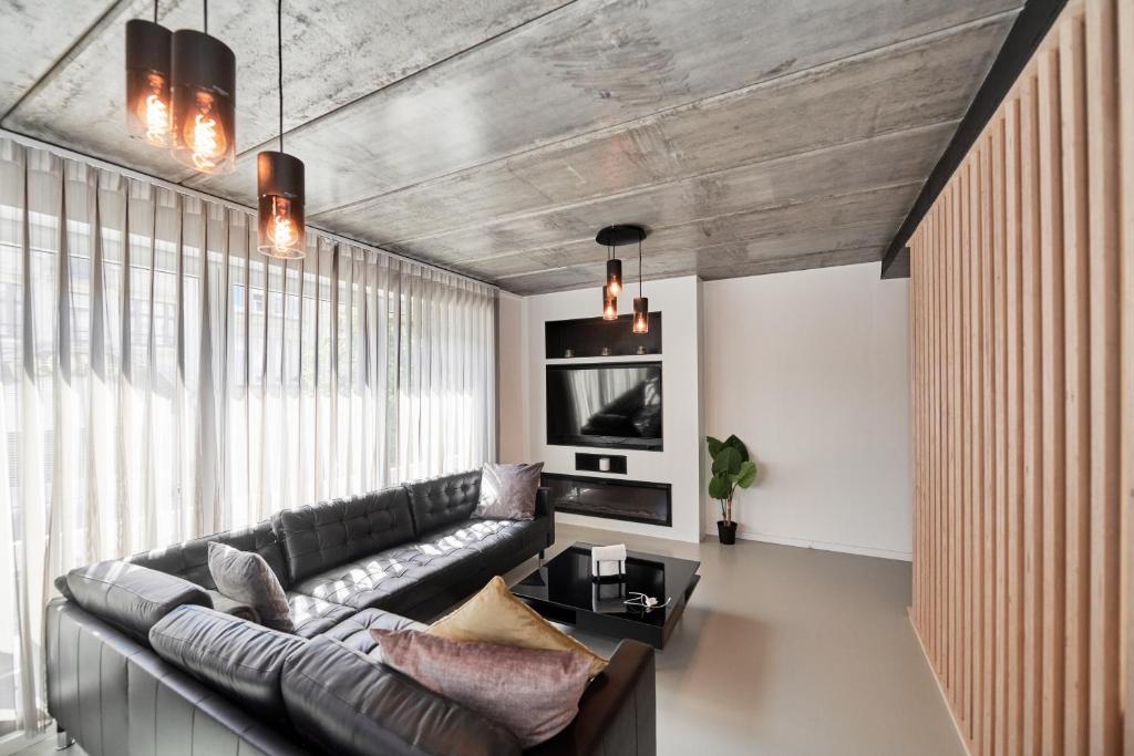 ein Wohnzimmer mit Sofa und Fernseher in der Unterkunft BoLofts in Antwerpen