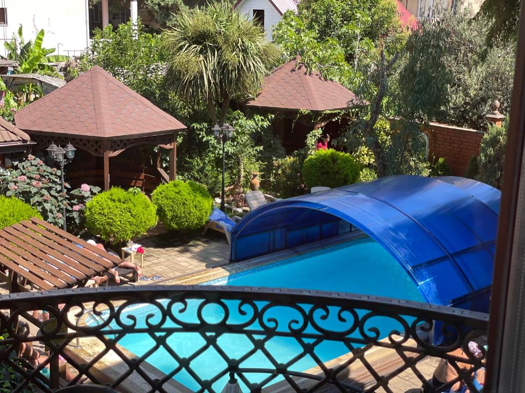 una piscina en un jardín con cenador en Casablanca, en Adler